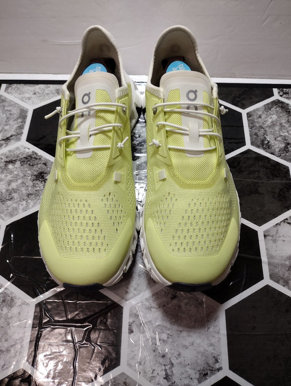 On Running Cloud 5 Coast sneakers in the Hay/Ivory colorway. Size 8 - Picture 3 of 11